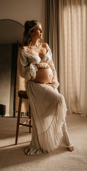 zwangere vrouw op kruk